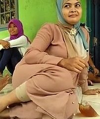 Mooie Indonesische moeder back hijab
