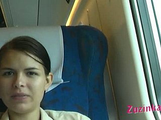 Disrespectful jalang Zuzinka berkedip dicukur vagina di kereta api