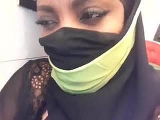 wanita Muslim dengan bermasturbasi payudara yang luar biasa