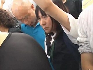 見栄えの良い日本の赤ん坊は、バスで犯さとcreampiedされます