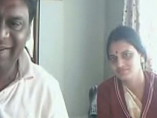 Amateur Indian geil en lelijke chick toont haar hangende tieten op webcam