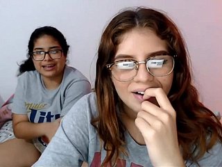 Dua nerdy latinas bermain dengan pussies mereka di kamera