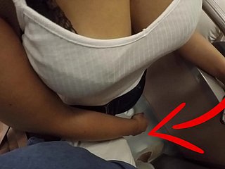 Неизвестная блондинка MILF с большими сиськами начала трогать мой член в метро! Это называется одетый секс?