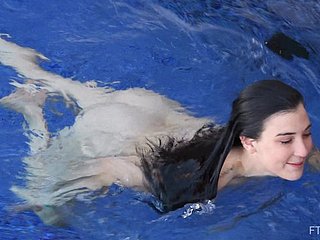 Coldness adolescente mediocre morena Bella se desnuda y nadan desnudas