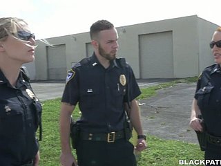 Dwie policyjne kobiety pieprzone aresztowały czarnego faceta i zmusza go execute lizania twatów