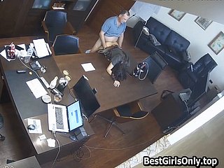 Le patron russe baise le secrétaire au bureau sur caméra cachée