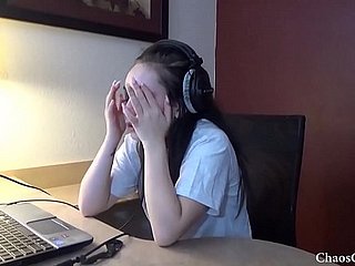 Der 18 -jährige Lenna Lux masturbiert wide Kopfhörern