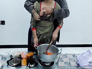 Pakistaanse dorpsvrouw geneukt in de keuken tijdens het koken met heldere Hindi -audio
