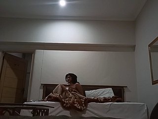 セックスを楽しんでいるGFデジパキスタンの女の子とのロマンスと性交