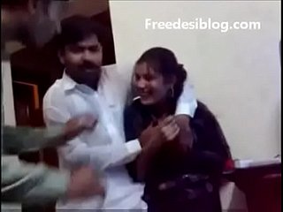 Pakistani Desi Girl en Lad genieten in hostelkamer