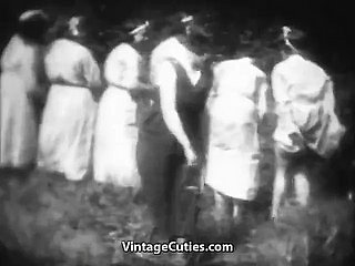 I sheila arrapati vengono sculacciati round Woods (Vintage degli anni '30)