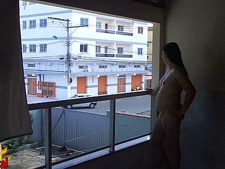 Frau zeigt gerne ihren nackten Körper für alle Nachbarschaften sehen