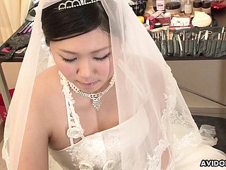Brünette Emi Koizumi meekly sich unzensiert auf Hochzeitskleid gefickt.