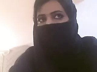 Arabische Frauen at hand Hijab zeigen ihre Titten