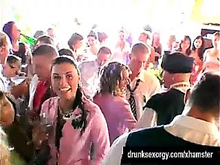 Las putas de the sniffles boda están jodiendo en público