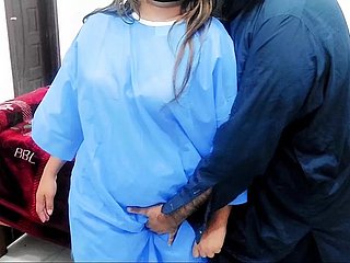 Dottore pakistano che lampeggia il cazzo all'infermiera andata nel sesso anale brush un chiaro audio hindi