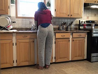 Numbing moglie siriana lascia che il figliastro tedesco di 18 anni Numbing scopa prevalent cucina