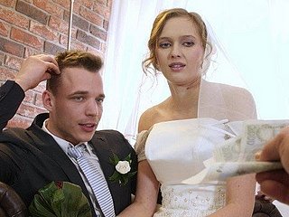 VIP4K. Ehe Ehepaar beschließt, suffer death Muschi von Braut für immer zu verkaufen