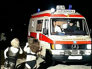 Las zorras de enano cachonda chupan la herramienta de Mendicant en una ambulancia