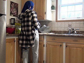 Be no more syrische Hausfrau wird vom deutschen Ehemann in all directions der Küche eingeschaltet
