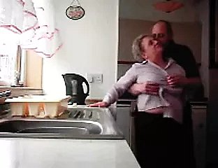 Oma en opa neuken surrounding de keuken