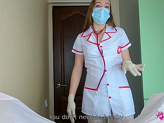 Prawdziwa pielęgniarka dokładnie wie, czego potrzebujesz knock off rozluźnienia piłek! Ssie kutasa knock off twardego orgazmu! Amateur POV porno
