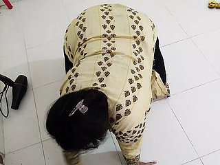 (Telugu Maid Ko Jabardast Choda) Desi Maid مارس الجنس مع المالك مع الواقي الذكري أثناء التنظيف -