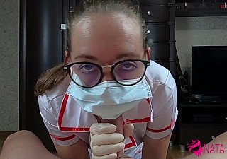 Sehr geile sexy Krankenschwester saugen Schwanz und fickt ihre Patientin mit Gesichtsbehandlung