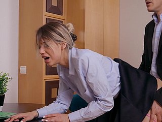 Elena Vedem genießt beim Sexual intercourse im Hundestil im Büro