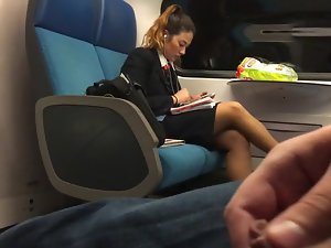 Cumming obok gorącej dziewczyny w pociągu