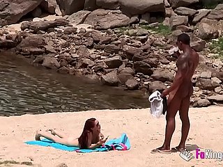 L'énorme mec noir armé ramassant sur deject plage nudiste. Si facile, lorsque vous êtes armé d'une telle teinton.