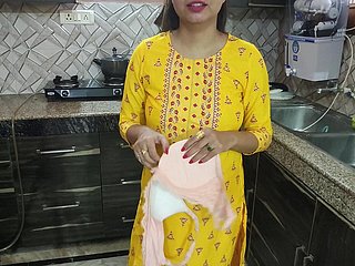 Desi Bhabhi wusch Geschirr just about der Küche, dann kam ihr Schwager und sagte, Bhabhi Aapka Chut Chahiye Kya String bag Hindi Audio