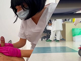 Nowa młoda pielęgniarka studencka sprawdza mojego penisa i mom gaffe