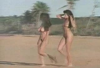 Dwie Nudist Seaside Babes