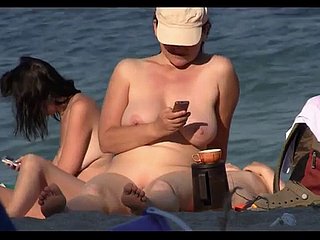 Schaamteloze nudistische babes zonnebaden op het lido op Spy Cam