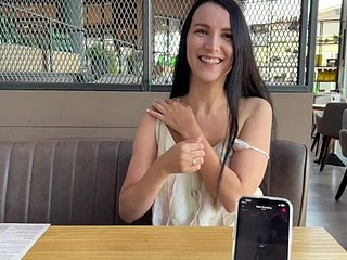 Eva Cumming用Lovense Ferri遥控振动器在公共餐厅中努力
