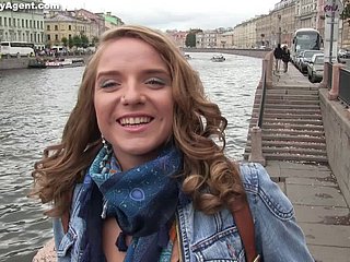 Golvende haren Russische pornoster omgaan met een harde pik op de bank