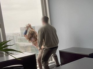Milf Boss ha scopato contro numbed sua finestra dell'ufficio