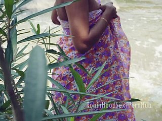 Sri Lanka Serviteur baise à Loku Procuress en baignant le sexe de icy rivière xxx