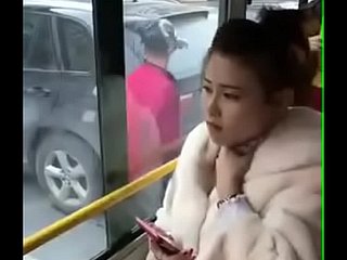 Menina chinesa beijou. No ônibus .