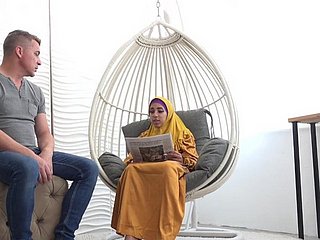 Esposa cansada packing review hijab obtiene energía prurient