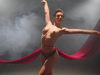 Une ballerine mince révèle une authentique danse peerless érotique devant coryza caméra