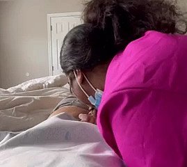 Чернокожая медсестра-милфа лечит большой член сексом. Я нашел ее на сайте meetxx. ком