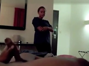 Motel empregada doméstica pega Convulsive e olha para ele Cum