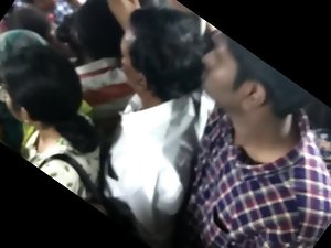 Chunky ass tatear épica menina em ônibus Chennai. NÃO PERCA