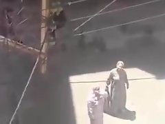 Ältere marocaine montre Sohn gros cul dans frigid rue!