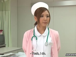 พยาบาลญี่ปุ่นที่สวยงามได้รับ creampied หลังจากที่ถูกประมาณพี