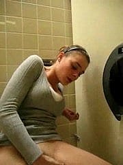 nonplus fille ear-drop l'orgasme dans les toilettes !!!
