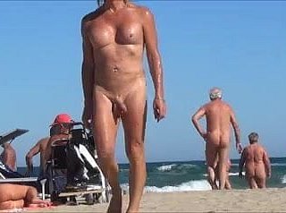 транссексуал в нудистском пляже с анальной драгоценностью бутоном