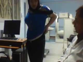 arts neukt een hijabi
